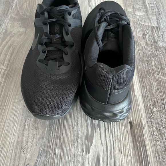 Nike Black Athletic Shoes with Cushioned Midsole - Picture 1 of 7
